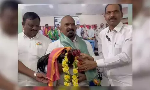 Viral News : కోయ్ కోయ్.. కోడికి ఘనంగా సన్మానం.. కారణం తెలిస్తే షాక్ అవ్వాల్సిందే