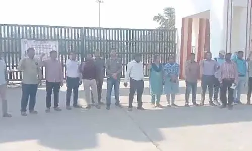 IIIT: బాసర ట్రిపుల్ ఐటీ ఉద్యోగుల ఆందోళన.. కళాశాల ముందే బైఠాయింపు