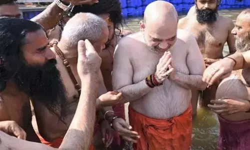 Amith shah: మహాకుంభమేళాకు అమిత్ షా.. త్రివేణి సంగమంలో పవిత్ర స్నానం