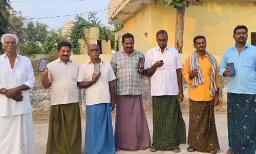 ఖాతాల్లో డబ్బు జమ.. మెసేజ్ లు చూపిస్తూ హర్షం వ్యక్తం చేస్తున్న ప్రజలు