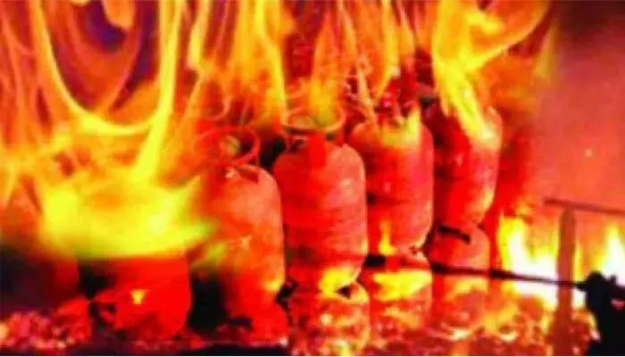 గ్యాస్ సిలిండర్ పేలి ఇద్దరు మృతి, 8 మందికి గాయాలు గ్యాస్ సిలిండర్ పేలి ఇద్దరు మృతి, 8 మందికి గాయాలు