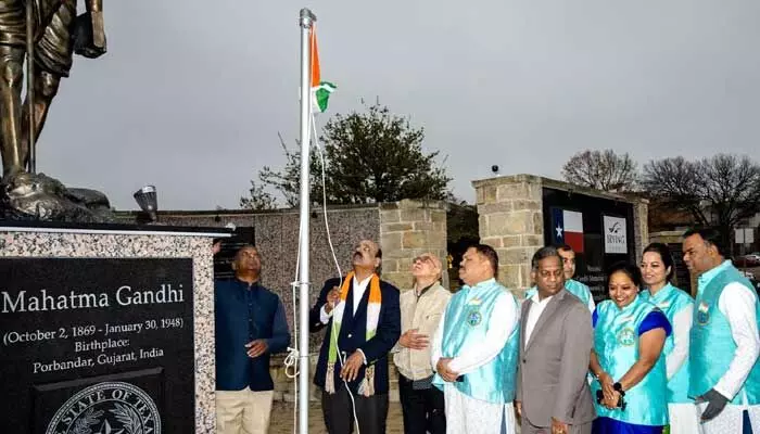 Dallas : డాలస్లో ఎగిరిన భారతీయ జాతీయ పతాకం.. కదం తొక్కిన ఎన్ఆర్ఐలు Dallas : డాలస్లో ఎగిరిన భారతీయ జాతీయ పతాకం.. కదం తొక్కిన ఎన్ఆర్ఐలు