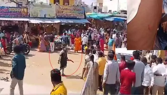 Aghori Attacks : కొమురవెల్లి ఆలయం వద్ధ కత్తితో అఘోరీ బీభత్సం Aghori Attacks : కొమురవెల్లి ఆలయం వద్ధ కత్తితో అఘోరీ బీభత్సం