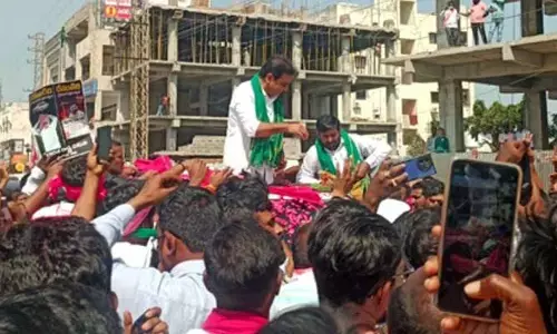 నల్లగొండకు కేటీఆర్ ఎంట్రీ.. గులాబీమయంగా క్లాక్ టవర్ సెంటర్
