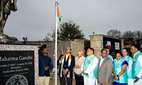Dallas : డాలస్‌లో ఎగిరిన భారతీయ జాతీయ పతాకం.. కదం తొక్కిన ఎన్ఆర్ఐలు