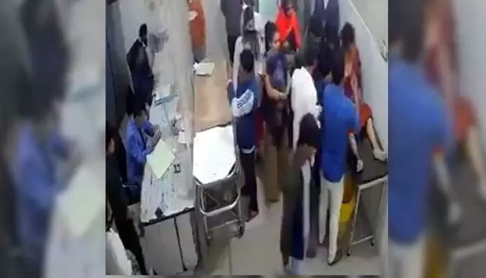 Viral Video : డాక్టర్ చేసిన పనికి ఛీ.. ఛీ.. అనాల్సిందే! Viral Video : డాక్టర్ చేసిన పనికి ఛీ.. ఛీ.. అనాల్సిందే!