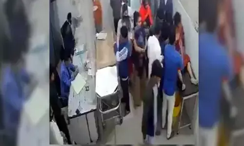 Viral Video : డాక్టర్ చేసిన పనికి ఛీ.. ఛీ.. అనాల్సిందే!