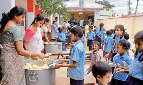 మధ్యాహ్న భోజనం బాధ్యతలు టీచర్లకు వద్దు!