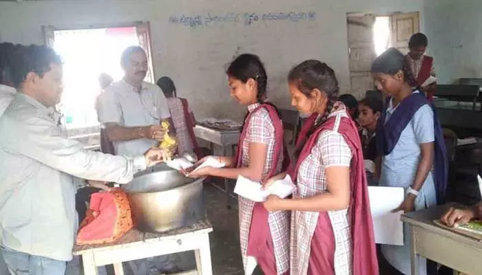 టెన్త్ విద్యార్థులకు గుడ్ న్యూస్.. స్పెషల్ క్లాసుల వేళల్లో స్నాక్స్ పంపిణీ టెన్త్ విద్యార్థులకు గుడ్ న్యూస్.. స్పెషల్ క్లాసుల వేళల్లో స్నాక్స్ పంపిణీ