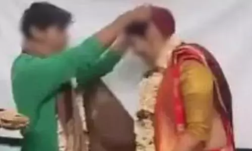 viral video: పాఠాలు చెప్పాల్సిన ప్రొఫెసర్ విద్యార్థితో ఏం చేసిందో చూడండి!