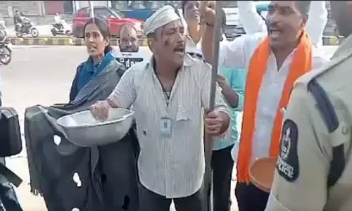 BJP Corporators : బిక్షాటనకు దిగిన తెలంగాణ బీజేపీ కార్పోరేటర్లు!