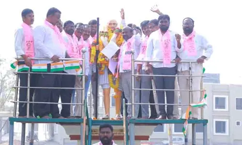 BRS : మహాత్మా.. కాంగ్రెస్ కు బుద్ధి ప్రసాదించు : బీఆర్ఎస్ వినతులు