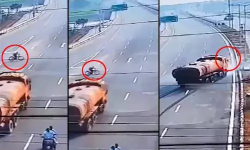 Viral Video: హైవేపై అడ్డంగా సైకిల్‌తో చిన్నారి! పాలేరులో ఒళ్లు గగుర్పొడిచే ఘటన