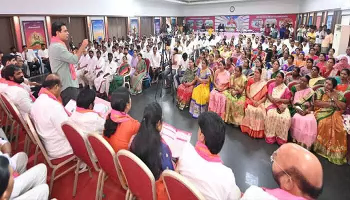 KTR : టకీ టకీ మని ఢిల్లీలో పైసలు పడుతున్నాయి : కేటీఆర్ KTR : టకీ టకీ మని ఢిల్లీలో పైసలు పడుతున్నాయి : కేటీఆర్
