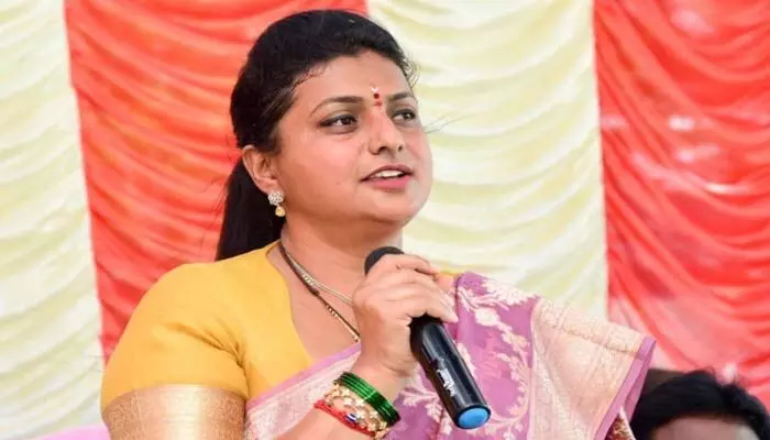 ‘ముసలావిడ నొక్కగలిగే బటన్.. మీరెందుకు నొక్కట్లేదు’.. మాజీ మంత్రి రోజా సెన్సేషనల్ కామెంట్స్! ‘ముసలావిడ నొక్కగలిగే బటన్.. మీరెందుకు నొక్కట్లేదు’.. మాజీ మంత్రి రోజా సెన్సేషనల్ కామెంట్స్!