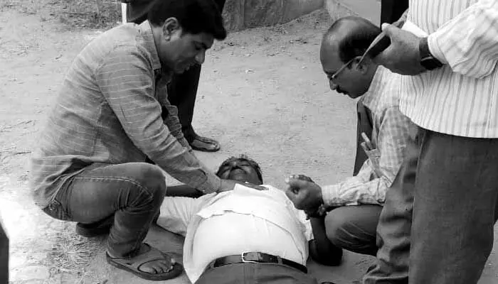 సస్పెండ్ వార్త వినగానే కుప్పకూలిన ప్రిన్సిపాల్.. చివరికి ఏమైందంటే..? సస్పెండ్ వార్త వినగానే కుప్పకూలిన ప్రిన్సిపాల్.. చివరికి ఏమైందంటే..?