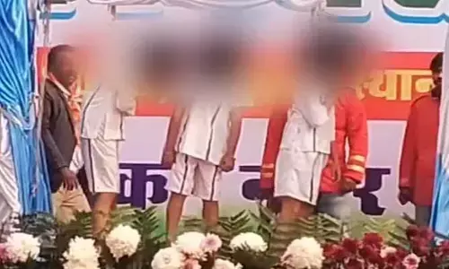Viral Video: షాకింగ్.. విద్యార్థులను ఉరికి వేలాడదీసి ఏం చేస్తున్నారో చూడండి!