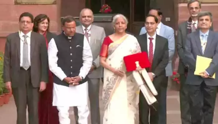 Union Budget 2025-26: బడ్జెట్కు కేంద్ర కేబినెట్ ఆమోదం.. పార్లమెంట్కు బయలుదేరిన నిర్మలా సీతారామన్ Union Budget 2025-26: బడ్జెట్కు కేంద్ర కేబినెట్ ఆమోదం.. పార్లమెంట్కు బయలుదేరిన నిర్మలా సీతారామన్
