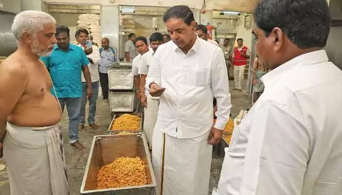 TTD Chairman : తిరుమలలో టీటీడీ చైర్మన్ ఆకస్మిక తనిఖీలు TTD Chairman : తిరుమలలో టీటీడీ చైర్మన్ ఆకస్మిక తనిఖీలు