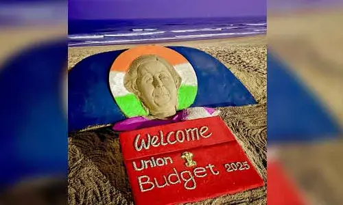 ఆకట్టుకుంటున్న నిర్మలమ్మ బడ్జెట్ సైకత శిల్పం