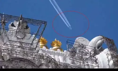 Tirumala Temple : తిరుమల శ్రీవారి ఆలయంపై మళ్లీ విమానం చక్కర్లు !