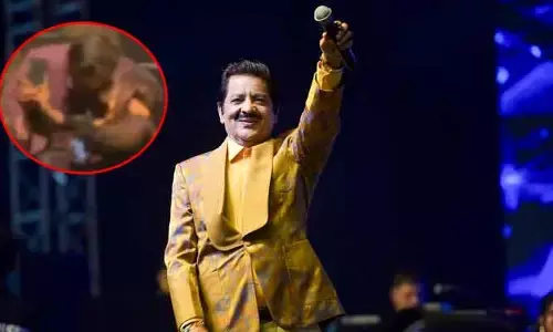 లైవ్ షోలో రెచ్చిపోయిన  సింగర్.. 69 ఏళ్ల వయసులో ఇదేం పనంటూ దుమ్మెత్తిపోస్తున్న నెటిజన్లు  (వీడియో)