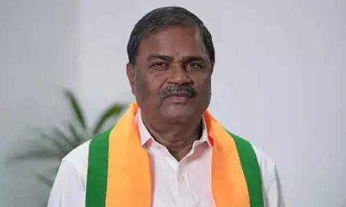 పీఆర్సీ‌పై స్పష్టత ఏదీ?.. ఒక్క డీఏతో చేతులు దులుపుకోవడం సరికాదు : ఎమ్మెల్సీ మల్క కొమరయ్య విమర్శలు