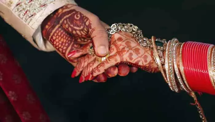 Shocking: వరుడి స్నేహితులు చేసిన పనికి పెటాకులైన పెళ్లి Shocking: వరుడి స్నేహితులు చేసిన పనికి పెటాకులైన పెళ్లి