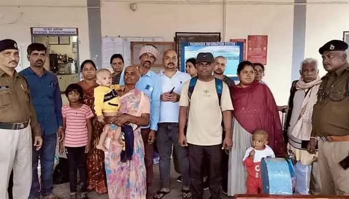 రైల్వే స్టేషన్ లిఫ్టులో ఎక్కిన ప్రయాణికులు.. ఆ తర్వాత ఏం జరిగిందంటే? రైల్వే స్టేషన్ లిఫ్టులో ఎక్కిన ప్రయాణికులు.. ఆ తర్వాత ఏం జరిగిందంటే?