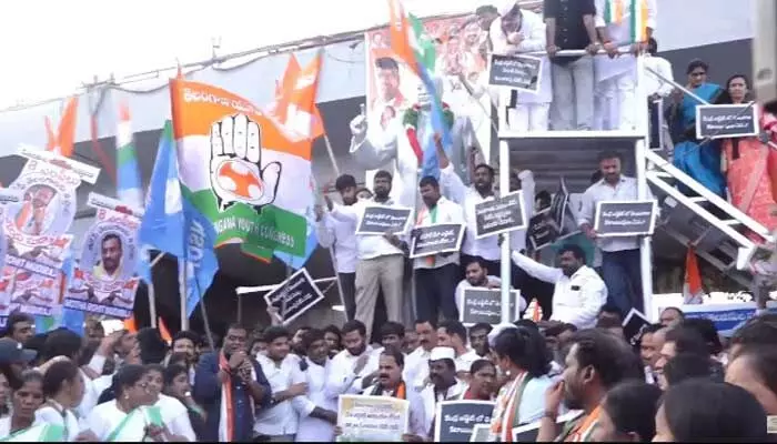కేంద్రంపై పోరాటానికి బీఆర్ఎస్ కలిసి రావాలి.. ట్యాంక్ బండ్పై కాంగ్రెస్ పార్టీ నిరసన కేంద్రంపై పోరాటానికి బీఆర్ఎస్ కలిసి రావాలి.. ట్యాంక్ బండ్పై కాంగ్రెస్ పార్టీ నిరసన