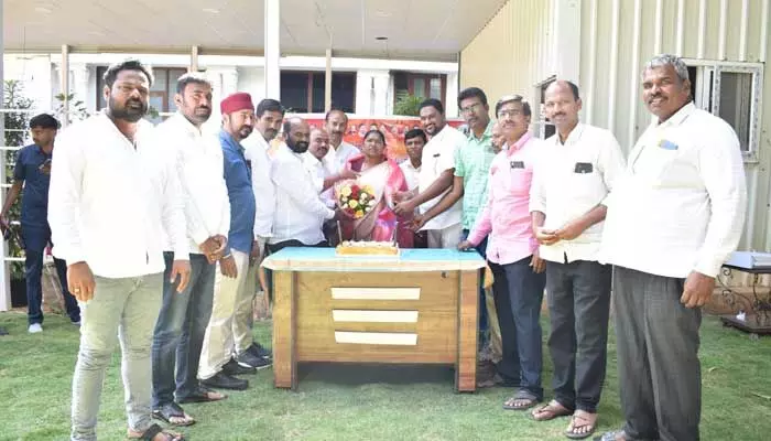 ఘనంగా మహాత్మా గాంధీ జాతీయ గ్రామీణ ఉపాధి హామీ పథకం ఆవిర్భావ దినోత్సవం : కేక్ కట్చేసిన మంత్రి సీతక్క ఘనంగా మహాత్మా గాంధీ జాతీయ గ్రామీణ ఉపాధి హామీ పథకం ఆవిర్భావ దినోత్సవం : కేక్ కట్చేసిన మంత్రి సీతక్క