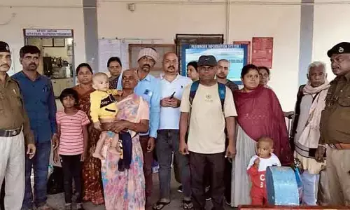 రైల్వే స్టేషన్ లిఫ్టులో ఎక్కిన ప్రయాణికులు.. ఆ తర్వాత ఏం జరిగిందంటే?