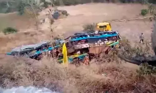 Bus Accident: ఘోర ప్రమాదం.. లోయలో పడిన బస్సు.. ఐదుగురు వ్యక్తులు మృతి