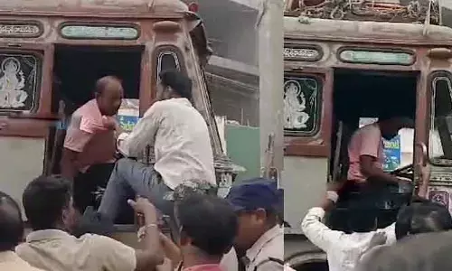 Ap:  రోడ్డుపై జనాలను హడలెత్తించిన లారీ డ్రైవర్..  దేహశుద్ధి చేసి పోలీసులకు అప్పగింత