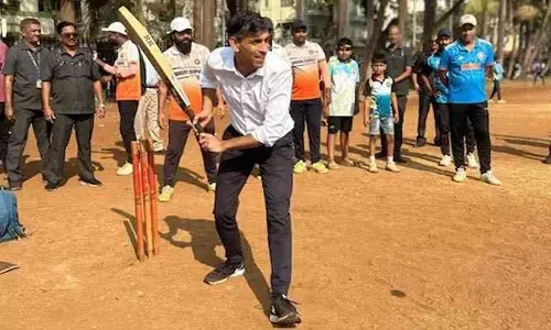 Rishi Sunak: ముంబైలో బ్రిటన్ మాజీ ప్రధాని సందడి.. స్థానికులతో కలిసి క్రికెట్ ఆడిన రిషి సునాక్