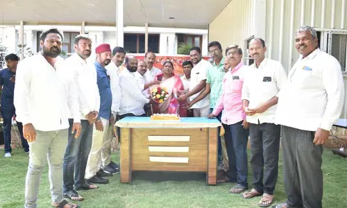 ఘనంగా మహాత్మా గాంధీ జాతీయ గ్రామీణ ఉపాధి హామీ పథకం ఆవిర్భావ దినోత్సవం : కేక్ కట్​చేసిన మంత్రి సీతక్క