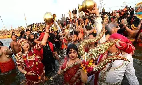 Mahakumb: భక్తులపై హెలికాప్టర్‌తో పూలవర్షం.. మహాకుంభమేళాలో సందడి