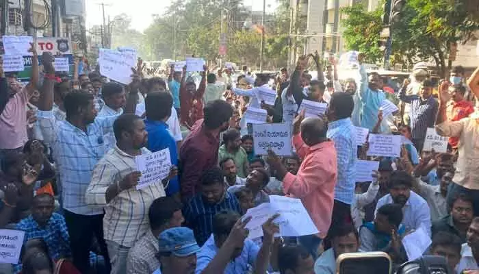మినిస్టర్స్ క్వార్టర్స్ వద్ద తీవ్ర ఉద్రిక్తత.. రోడ్డుపై బైఠాయించిన వీఆర్ఏలు మినిస్టర్స్ క్వార్టర్స్ వద్ద తీవ్ర ఉద్రిక్తత.. రోడ్డుపై బైఠాయించిన వీఆర్ఏలు