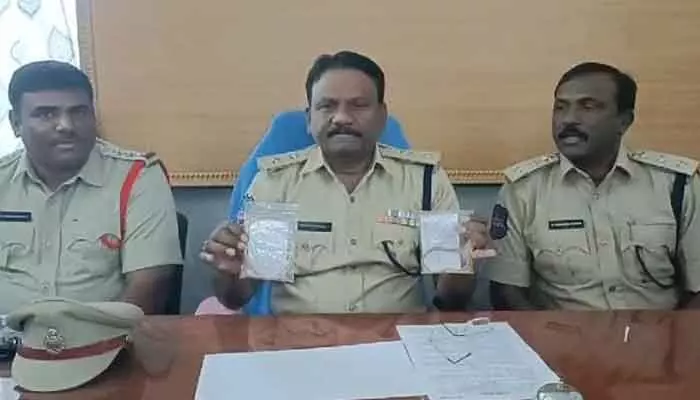 జల్సాలు, బెట్టింగ్ల కోసం చైన్ స్నాచింగ్…యువకుల అరెస్ట్ జల్సాలు, బెట్టింగ్ల కోసం చైన్ స్నాచింగ్…యువకుల అరెస్ట్