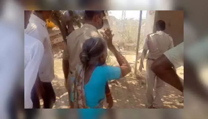 Breaking News : చారకొండలో ఇళ్ల కూల్చివేత.. తీవ్ర ఉద్రిక్తత Breaking News : చారకొండలో ఇళ్ల కూల్చివేత.. తీవ్ర ఉద్రిక్తత