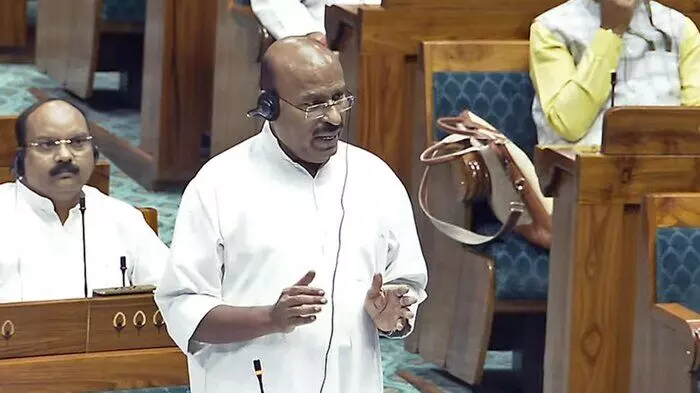 Lok Sabha: గతేడాది జూన్ నుంచి స్కాలర్ షిప్ లు ఇవ్వలేదు Lok Sabha: గతేడాది జూన్ నుంచి స్కాలర్ షిప్ లు ఇవ్వలేదు