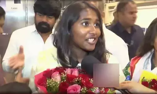 Gongidi Trisha: హైదరాబాద్ చేరుకున్న గొంగిడి త్రిష.. ఎయిర్‌పోర్టులో ఘన స్వాగతం