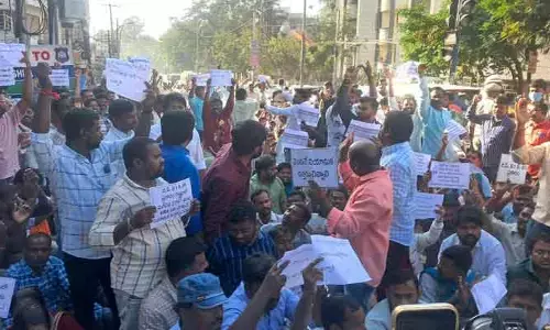 మినిస్టర్స్ క్వార్టర్స్ వద్ద తీవ్ర ఉద్రిక్తత.. రోడ్డుపై బైఠాయించిన వీఆర్ఏలు