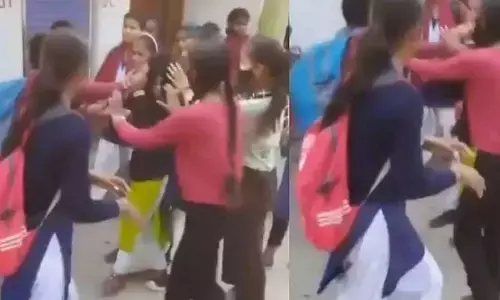 Viral Video: బాయ్‌ ఫ్రెండ్ కోసం ఈ స్కూల్ విద్యార్థినులు రోడ్డుపై ఏం చేశారో చూడండి!