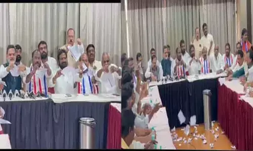 Caste Census : కులగణన నివేదికను చించేసిన బీసీ కులసంఘాలు