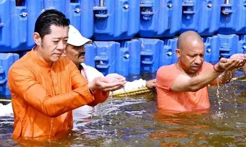 Bhutan King: మహా కుంభమేళాకు భూటాన్ రాజు.. త్రివేణి సంగమంలో పవిత్ర స్నానం
