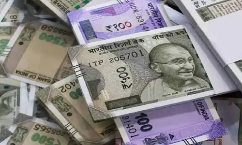 రైతు పొలంలో రూ.5000కోట్ల నోట్ల కట్టలు..