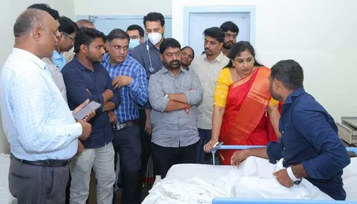 విషవాయువు బాధితులకు హోంమంత్రి పరామర్శ విషవాయువు బాధితులకు హోంమంత్రి పరామర్శ