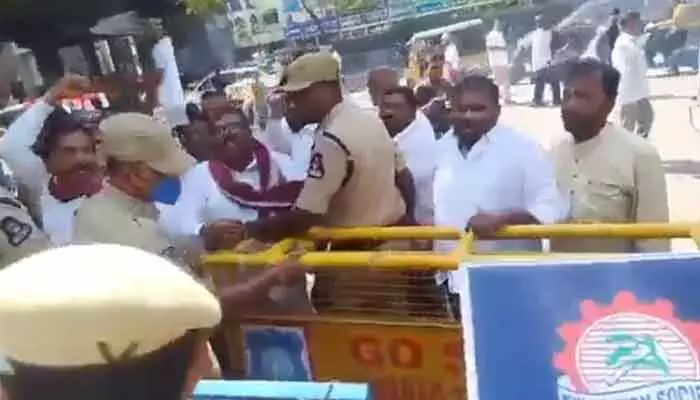 BJP: నాంపల్లిలో ఉద్రిక్తత.. బీజేపీ ఆఫీస్ ముట్టడించిన యాదవ సోదరులు BJP: నాంపల్లిలో ఉద్రిక్తత.. బీజేపీ ఆఫీస్ ముట్టడించిన యాదవ సోదరులు