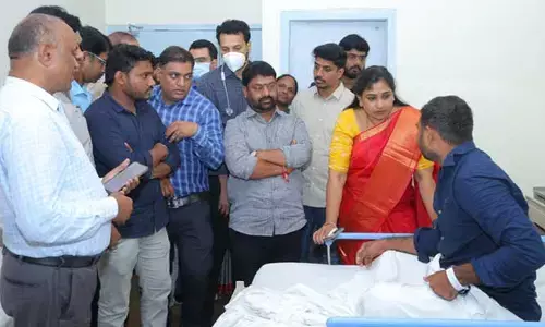 విషవాయువు బాధితులకు హోంమంత్రి పరామర్శ